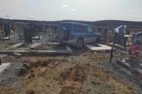 В Южно-Сахалинске джип снес памятники на кладбище и проехал по могилам, неадекватный водитель был пьян