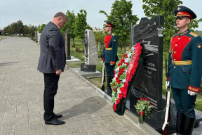 Игорь Бабушкин открыл памятный знак участникам Сталинградской битвы в Братском саду