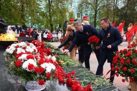 Глава Дзержинска Иван Носков поздравил горожан с Днем Победы и возложил цветы к Вечному огню