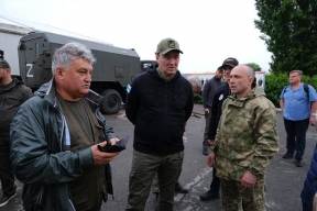 К 9 Мая в зону проведения спецоперации военным из Иркутска доставили автомобили и гумпомощь