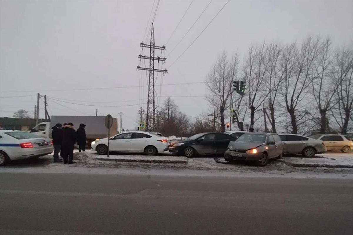 Полиция Новосибирска ищет водителя «Ниссана», устроившего массовое ДТП