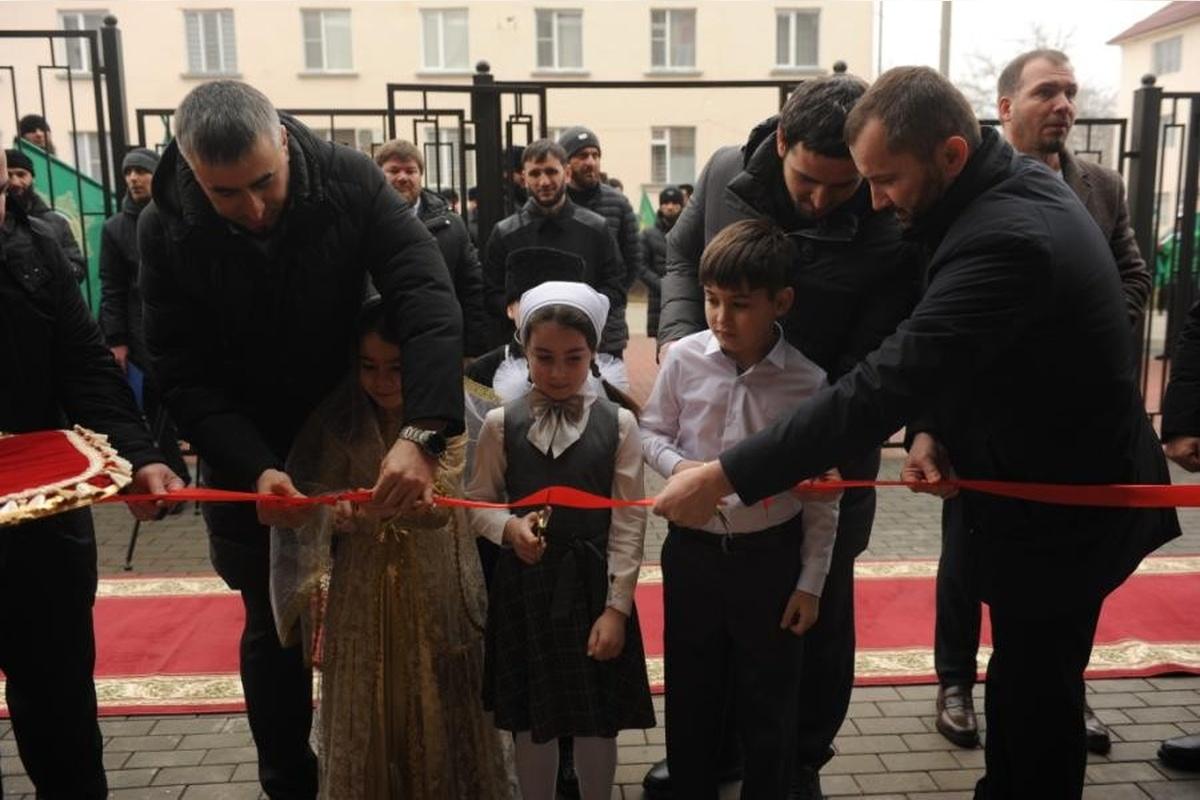 В поселке Чечни открыли новую школу