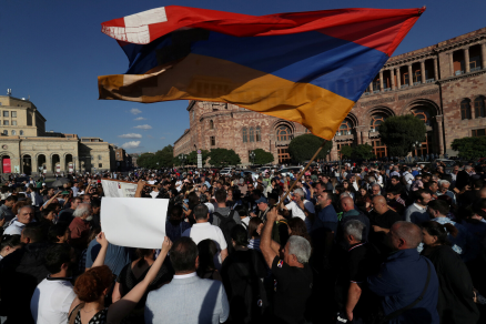 Высокопоставленный священник Армении призвал перекрыть все улицы страны