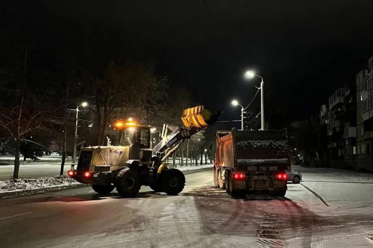 На уборке дорог Челябинска задействованы 140 единиц спецтехники