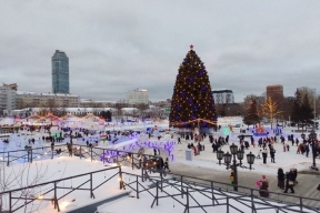 В ледовом городке на Плотинке в Екатеринбурге закрыли горки