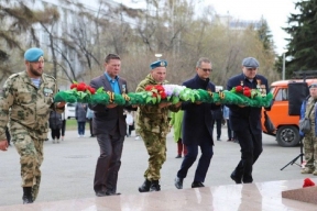 Ветераны ВДВ в Иркутске отметили День Победы  возложением гирлянды и цветов к памятнику Василию Маргелову