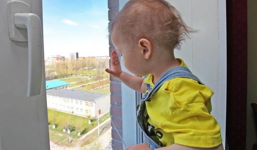 В Рязани врачи спасают 3-летнего малыша, выпавшего из окна 4-го этажа вместе с москитной сеткой
