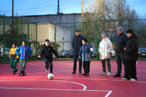 В Котельниках на Кузьминской улице установили новую спортивно-игровую площадку