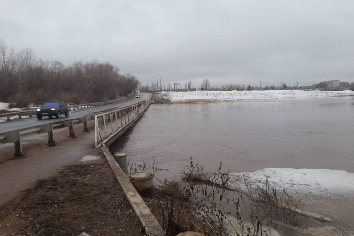 Уровень воды в реке Урал на территории Оренбуржья может быть высоким, но не критичным