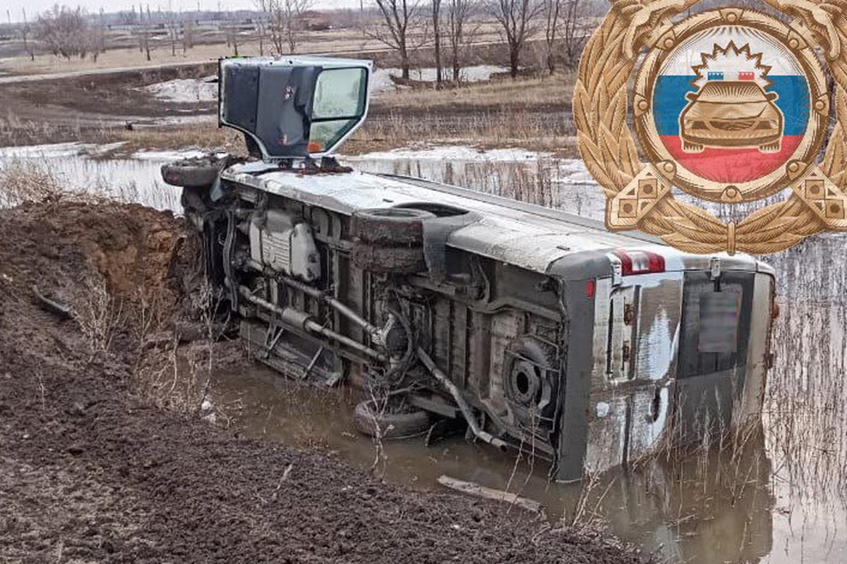 В Саратовской области перевернулся микроавтобус с подростками