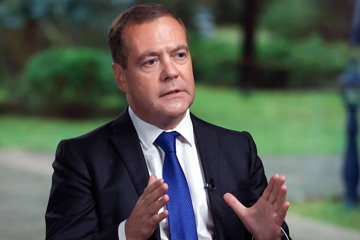 Медведев заявил, что Трамп «доломал» Киев, заставив расплачиваться за помощь ископаемыми