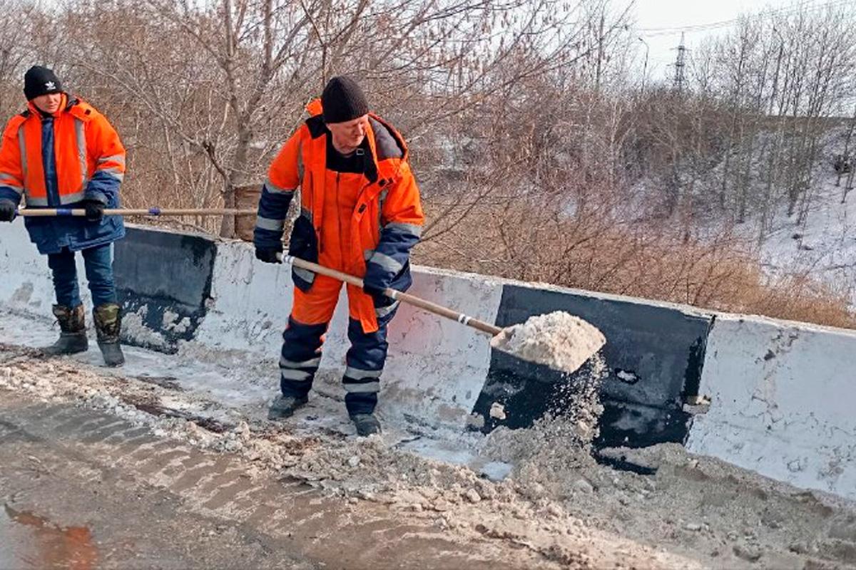 По поручению мэра Иркутска Руслана Болотова в областном центре продолжается комплексная уборка дорог от снега