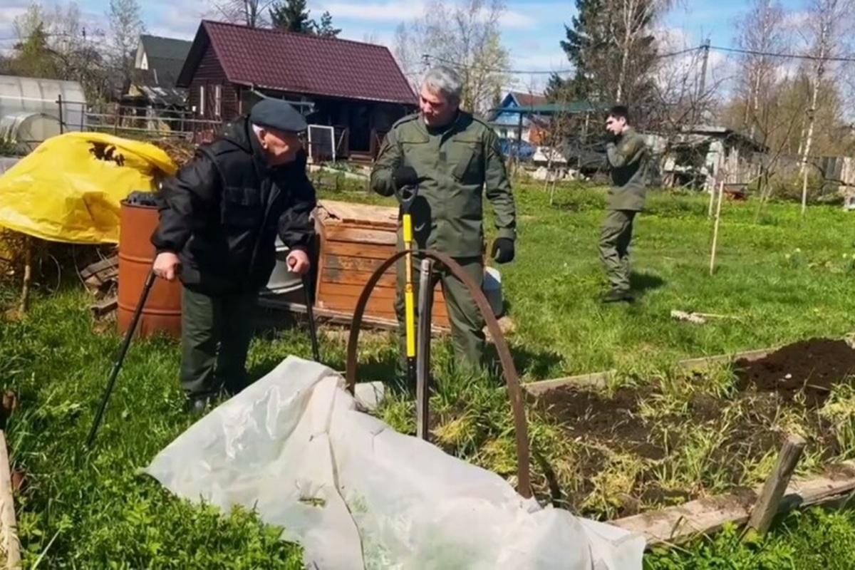 Следователи вскопали огород новгородскому фронтовику