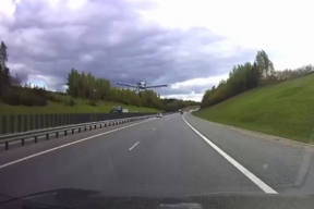 Самолет на бреющем полете над Ярославским шоссе напугал водителей