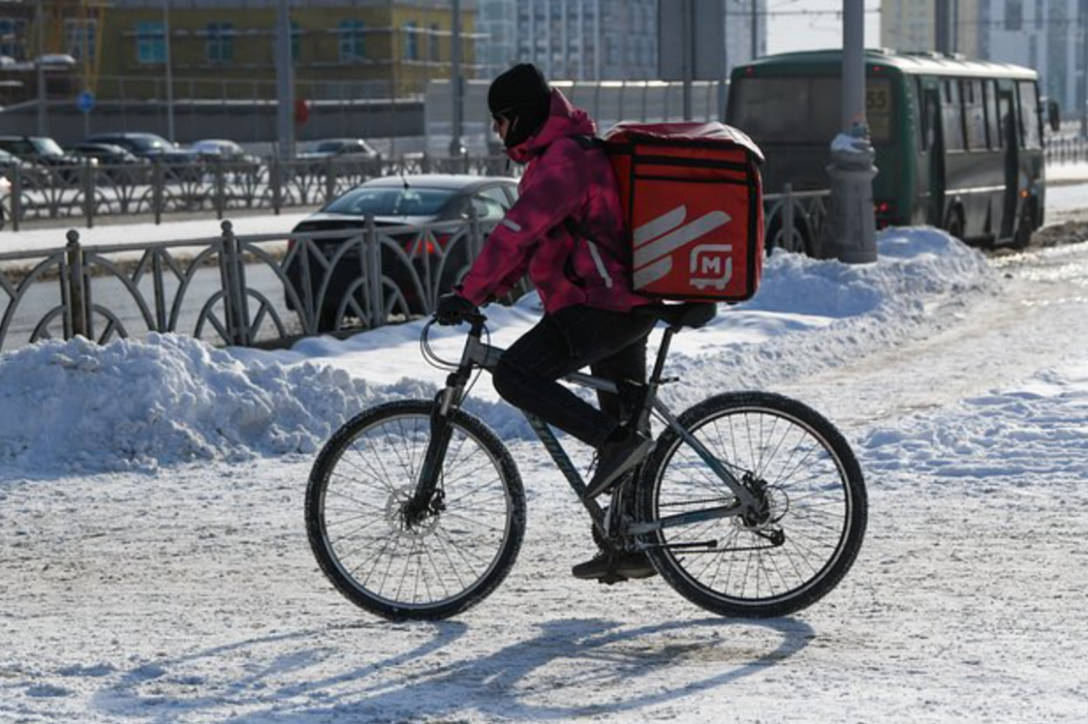 В Москве курьеры зарабатывают на 19% больше специалистов с высшим образованием