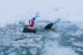 16 tourists from India found themselves in icy water on a Bavarian lake at once