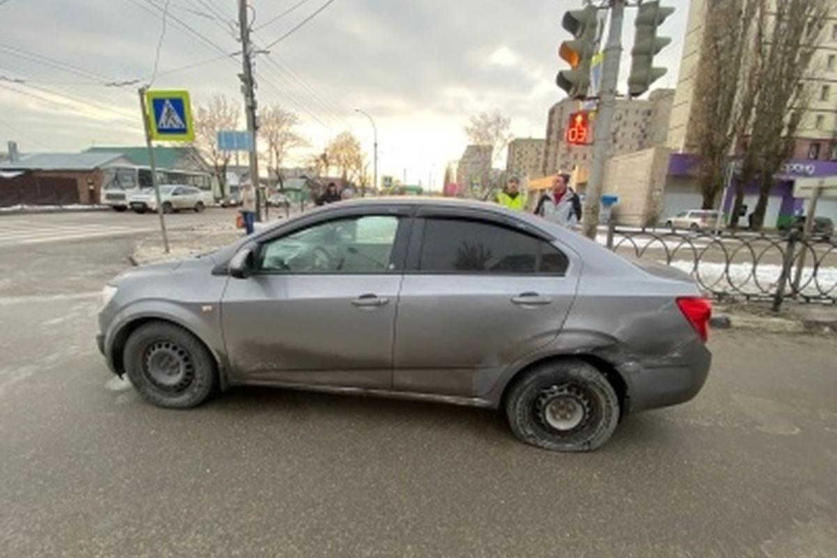 В центре Тамбова столкнулись три автомобиля, а один человек серьезно пострадал