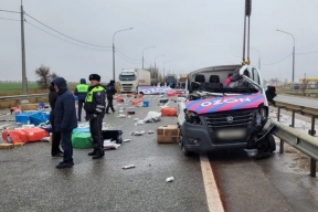 Под Волгоградом посылки OZON рассыпались по дороге из-за аварии с участием фургона маркетплейса