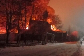 В Гатчине продолжается тушение пожара на заводе ацетона